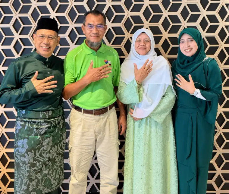 Haji Ahmad Sabirin bersama rakan-rakan HealthyWay